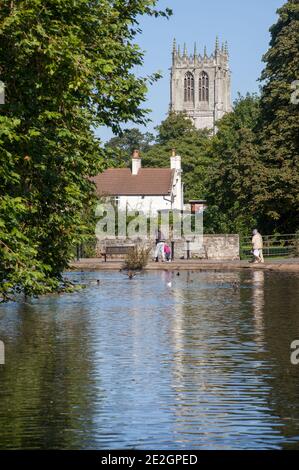 Vue d'été sur l'étang du moulin à Tickhill, dans le Yorkshire du Sud, avec la tour de l'église St Mary visible parmi les arbres entourant l'étang Banque D'Images