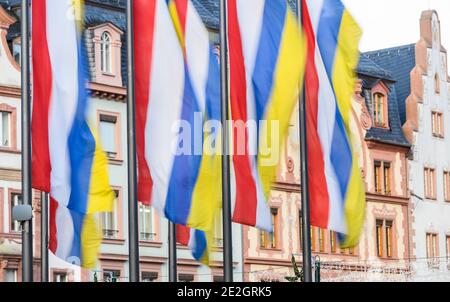 Mayence, Allemagne. 13 janvier 2021. Les drapeaux traditionnels de carnaval en rouge-blanc-bleu-jaune, flutter dans le centre-ville sur la place du marché. Credit: Andreas Arnold/dpa/Alay Live News Banque D'Images