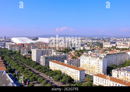 Marseille (sud-est de la France) : vue d'ensemble des bâtiments le long du boulevard Michelet, 9ème arrondissement, surplombant le stade vélodrome, connu sous le nom d'Ora Banque D'Images