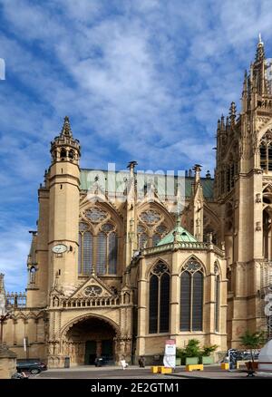 Metz, France - vue de face de la cathédrale Saint-Etienne de Metz depuis la place Jean-Paul 2. Sa construction s'étend sur trois siècles, à partir de Banque D'Images