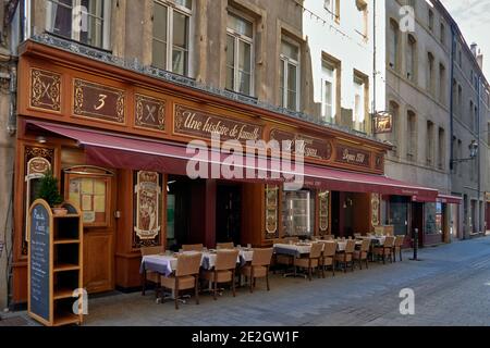 France, département de la Moselle, ville de Metz, Lorraine;région administrative du Grand est, un ancien restaurant traditionnel élégant avec sa façade en bois dans le Banque D'Images