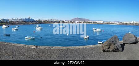 Vue panoramique sur le port de Costa Teguise, Lanzarote, Espagne Banque D'Images