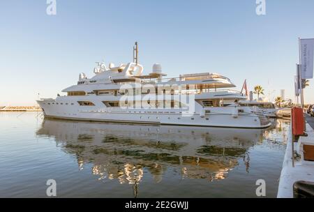 Lady Haya Yacht amarré à Puerto Banús, marina de luxe, terrasse au quai en face, Marbella, Costa del sol, Andalousie, Espagne. Banque D'Images