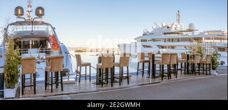 Lady Haya Yacht amarré à Puerto Banús, marina de luxe, terrasse au quai en face, Marbella, Costa del sol, Andalousie, Espagne. Banque D'Images