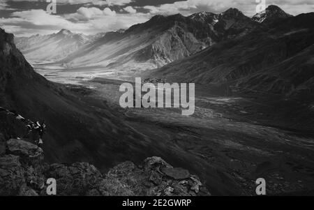 La rivière Spiti traverse la vallée du Spiti et flanque les drapeaux de prière himalayas et bouddhistes lors d'une belle journée d'été près de Kaza, Himachal Pradesh, Inde. Banque D'Images