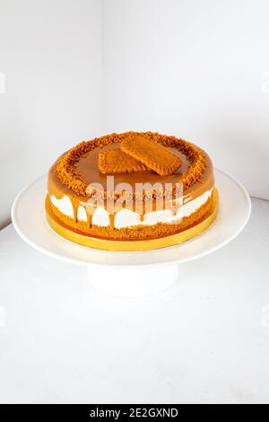 Gâteau au fromage biscoff au caramel avec tranche Banque D'Images