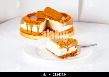 Gâteau au fromage biscoff au caramel avec tranche Banque D'Images