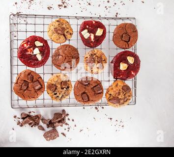 Lot de biscuits fraîchement cuits dans une variété de saveurs Banque D'Images