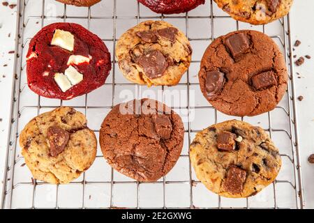 Lot de biscuits fraîchement cuits dans une variété de saveurs Banque D'Images