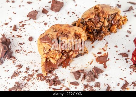 Biscuit aux pépites de chocolat avec ingrédients de chocolat écrasés et suintement fondu chocolat Banque D'Images