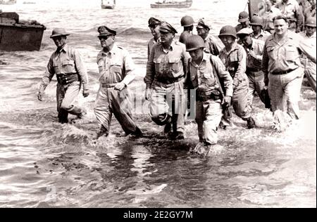 Le général Douglas MacArthur (deuxième à gauche) Promenades à la rive de l'île de Leyte avec un groupe d'officiers de l'armée américaine et philippine Banque D'Images