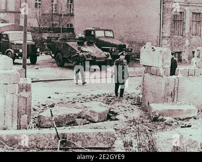 Construction du mur de Berlin. Espace dans la paroi. Les gardes-frontières communistes inspectent un vide dans le mur de Berlin où deux ouvriers du bâtiment d'Allemagne de l'est Banque D'Images