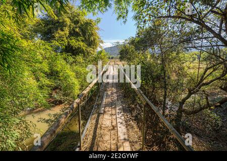 Passerelle dans les zones rurales du Laos Banque D'Images