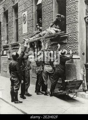 Guerre civile autrichienne. Des policiers et des membres de la Heimwehr lors de l'assaut du bâtiment radio de Vienne. Les soldats effectuent le corps du m Banque D'Images