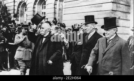 Le premier ministre français Georges Clemenceau, le président américain Woodrow Wilson et le premier ministre britannique Lloyd George après avoir signé le traité de Versailles à Banque D'Images