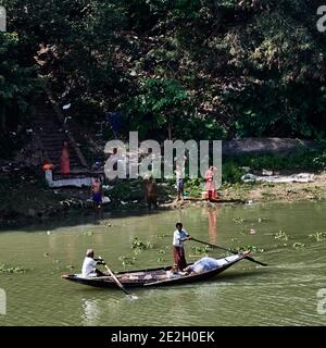 Région de Kalna, Bengale-Occidental, Inde. Vue aérienne sur les pêcheurs de la rivière Hooghly, qui fait partie du Gange. Sur la rive, vue sur un Ghat avec le peuple local Banque D'Images