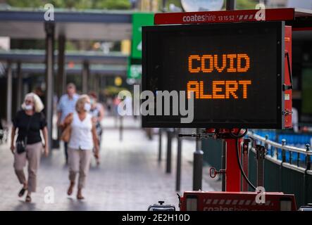 Sydney, Australie. 14 janvier 2021. Un écran électronique intitulé « COVID Alert » est visible près de l'Opéra de Sydney, à Sydney, en Australie, le 14 janvier 2021. Mardi, la plus grande ville australienne de Sydney a enregistré cinq cas de COVID-19 acquis localement, les autorités ayant exhorté le public à être testé et à accroître l'ouverture et la transparence avec les traceurs de contact. Credit: Bai Xuefei/Xinhua/Alay Live News Banque D'Images