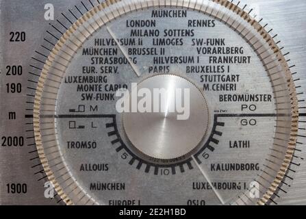 Fait partie d'une radio à transistor en plastique antique avec le nom des villes du monde sur la molette de réglage. Banque D'Images