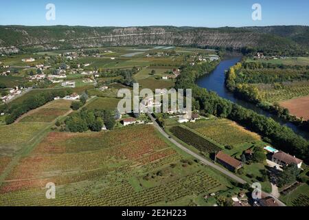 Parnac (sud-ouest de la France) : vue aérienne du village et des vignobles dans une boucle de la rivière Lot, le méandre de Parnac, PDO Cahors Banque D'Images