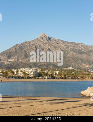 Plage de Puerto Banús, Marbella, avec la montagne de la Concha derrière, Costa del sol, saison d'hiver, Andalousie, Espagne. Banque D'Images