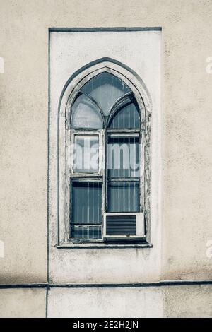 Compresseur de climatiseur installé dans l'ancien bâtiment Banque D'Images