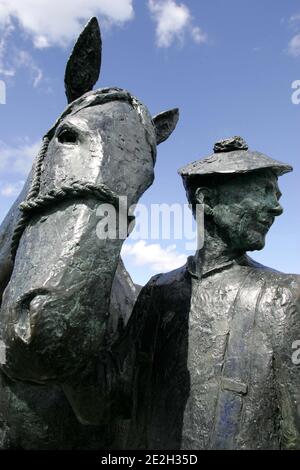 Irvine, Ayrshire, Écosse, Royaume-Uni le carter et son cheval. La statue de David Annand se trouve sur Irvine Harborside, où – dans les années précédant le dragage du Clyde a conduit à la croissance de Glasgow – les carters ont pillé leur commerce, transportant des marchandises des navires de mer pour distribution dans tout Ayrshire et l'ouest de l'Écosse. Banque D'Images