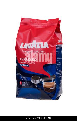 BURGAS, BULGARIE - 21 AOÛT 2018: Lavazza Espresso Crema e Gusto café grains entiers, sac de 1 kg isolé sur fond blanc. Banque D'Images