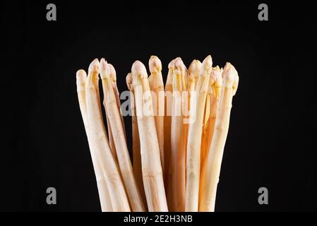 Asperges blanches dans un sac de tissu sur un asperge blanche noire background.Organic. Banque D'Images