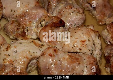 Un morceau de viande cuit, poulet. Plat chaud. Nourriture pour les amateurs de viande Banque D'Images