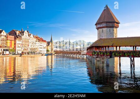 Vue panoramique sur le pont et la tour de la chapelle de Lucerne en bois, point de repère en ville dans le centre de la Suisse Banque D'Images