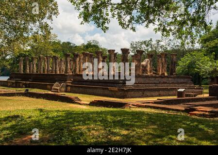 Piliers en pierre d'Anicent du complexe du palais de nissankamala, dans l'ancienne ville de Polonnaruwa au Sri Lanka. Banque D'Images