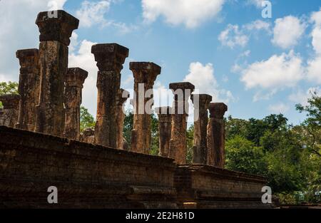 Piliers en pierre d'Anicent du complexe du palais de nissankamala, dans l'ancienne ville de Polonnaruwa au Sri Lanka. Banque D'Images