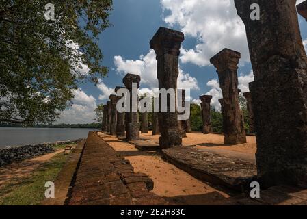 Piliers en pierre d'Anicent du complexe du palais de nissankamala, dans l'ancienne ville de Polonnaruwa au Sri Lanka. Banque D'Images