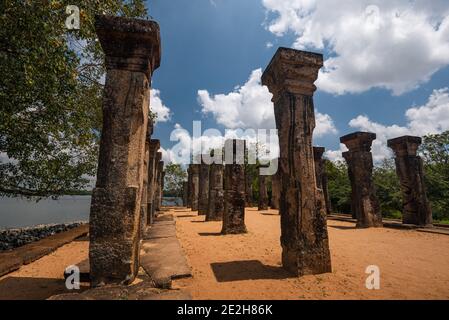 Piliers en pierre d'Anicent du complexe du palais de nissankamala, dans l'ancienne ville de Polonnaruwa au Sri Lanka. Banque D'Images