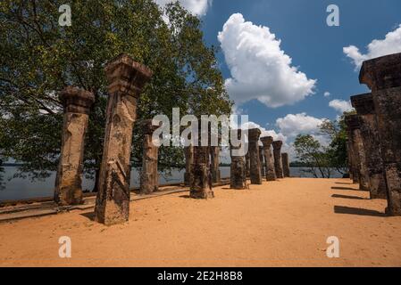 Piliers en pierre d'Anicent du complexe du palais de nissankamala, dans l'ancienne ville de Polonnaruwa au Sri Lanka. Banque D'Images