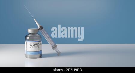 BOCAL DE VACCIN CONTRE LE CORONAVIRUS AVEC SERINGUE REPOSANT SUR UN TABLE BLANCHE AVEC FOND BLEU Banque D'Images