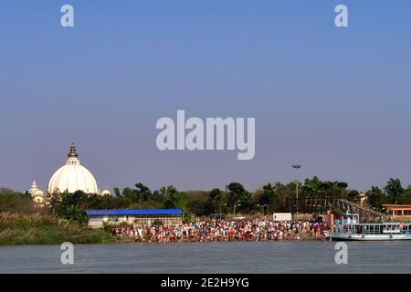 Inde, Bengale-Occidental, Mayapur. La ville de Mayapur est entourée de quelques îlots habités et les ferries sont très actifs dans le transport de personnes d'un plac Banque D'Images