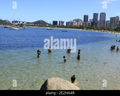 Vitoria, Espirito Santo, Brésil. 14 janvier 2021. VITORIA, ES, 14.01.2021 - PRAIA DO CANTO EM VITORIA - ES - Movimentacao na Praia do Canto, muito limpa, tranquilla e totalmente aprovada para o banho, na cidade de Vitoria no Espirito Santo. Credit: Edson de Souza/TheNEWS2/ZUMA Wire/Alay Live News Banque D'Images