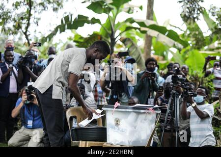 (210114) -- KAMPALA, le 14 janvier 2021 (Xinhua) -- le candidat à la présidence Robert Kyagulanyi Ssentamu, également chef du parti de l'opposition de la plate-forme nationale pour l'unité (NUP), vote au bureau de vote de Mageere, en Ouganda, le 14 janvier 2021. Les élections présidentielles et parlementaires ougandaises ont débuté jeudi, les habitants du pays d'Afrique de l'est faisant la queue pour voter. Au total, 11 candidats, dont le président sortant Yoweri Museveni, se disputent la présidence dans ce que les observateurs ont décrit comme une élection très disputée. (Photo de Hajarah Nalwadda/Xinhua) Banque D'Images