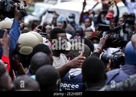 (210114) -- KAMPALA, le 14 janvier 2021 (Xinhua) -- le candidat à la présidence Robert Kyagulanyi Ssentamu, également chef du parti de l'opposition de la plate-forme nationale pour l'unité (NUP), arrive au bureau de vote de Mageere, en Ouganda, le 14 janvier 2021. Les élections présidentielles et parlementaires ougandaises ont débuté jeudi, les habitants du pays d'Afrique de l'est faisant la queue pour voter. Au total, 11 candidats, dont le président sortant Yoweri Museveni, se disputent la présidence dans ce que les observateurs ont décrit comme une élection très disputée. (Photo de Hajarah Nalwadda/Xinhua) Banque D'Images