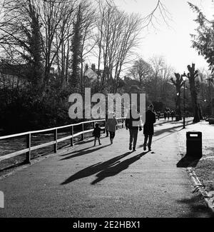 Promenade le long de la rivière Itchen, Winchester, Hampshire, Angleterre, Royaume-Uni. Banque D'Images