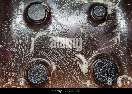 Nettoyage de la cuisinière à gaz, lavage de la cuisinière avec de la mousse Banque D'Images