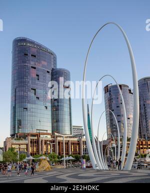 Hôtel Ritz-Carlton et tours résidentielles de haute hauteur et sculpture de Spanda À Elizabeth Quay, l'Esplanade Perth Australie occidentale Banque D'Images