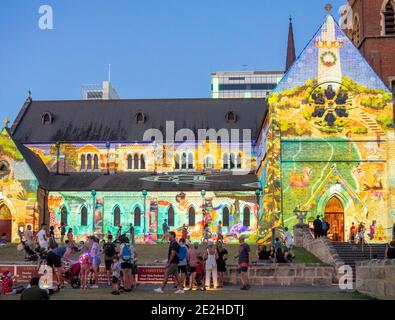 Des lumières de Noël sont projetées sur la façade latérale de la cathédrale Saint-Georges de Perth Australie occidentale. Banque D'Images