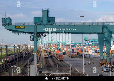 Rotterdam, pays-Bas - 2021-01-13: Aperçu du chargement des trains au terminal ferroviaire RSC dans le port de Rotterdam Banque D'Images