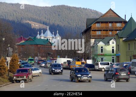 Non exclusif: VERKHOVYNA, UKRAINE - 12 JANVIER 2021 - les voitures se déplacent le long d'une rue dans le village de Verkhovyna, région d'Ivano-Frankivsk, ouest de l'Ukraine. Banque D'Images