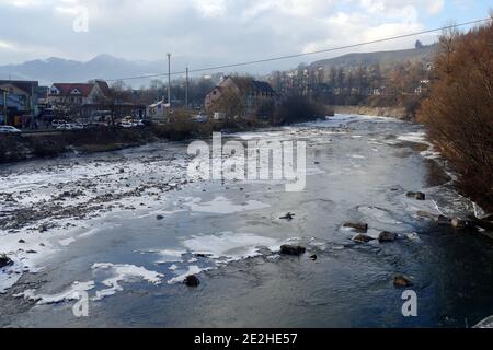 Non exclusif: VERKHOVYNA, UKRAINE - 12 JANVIER 2021 - la rivière Chornyi Cheremosh transporte ses eaux à travers le village de Verkhovyna, Ivano-Frankivsk Reg Banque D'Images