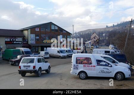 Non exclusif: VERKHOVYNA, UKRAINE - 12 JANVIER 2021 - UN marché local est représenté dans le village de Verkhovyna, région d'Ivano-Frankivsk, ouest de l'Ukraine. Banque D'Images