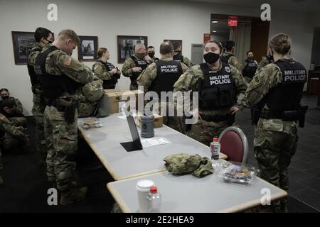 Washington, États-Unis. 14 janvier 2021. Les membres de la Garde nationale se reposent dans le bâtiment du Sénat à Capitol Hill, à Washington, le 14 janvier 2021, un jour après que la Chambre ait voté pour destituer le président américain Donald Trump. Photo par Yuri Gripas/ABACAPRESS.COM crédit: Abaca Press/Alay Live News Banque D'Images