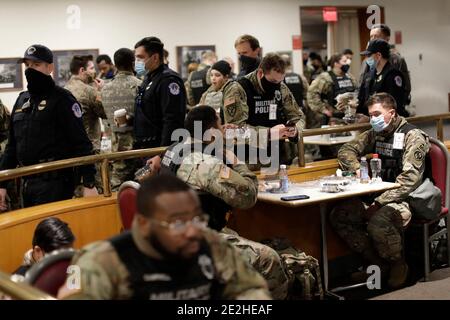 Washington, États-Unis. 14 janvier 2021. Les membres de la Garde nationale se reposent dans le bâtiment du Sénat à Capitol Hill, à Washington, le 14 janvier 2021, un jour après que la Chambre ait voté pour destituer le président américain Donald Trump. Photo par Yuri Gripas/ABACAPRESS.COM crédit: Abaca Press/Alay Live News Banque D'Images